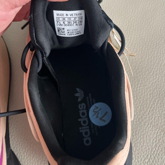 NWT - Adidas Women’s Ozelia Sneakers - Size 7 & 7.5 - Picture 8 of 9
